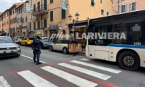 Autista inchioda, alcuni passeggeri cadono sull'autobus a Ventimiglia