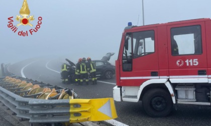 Auto finisce contro guard rail in autostrada: intervengono i pompieri