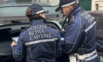 Auto finisce contro il semaforo, un morto e due feriti