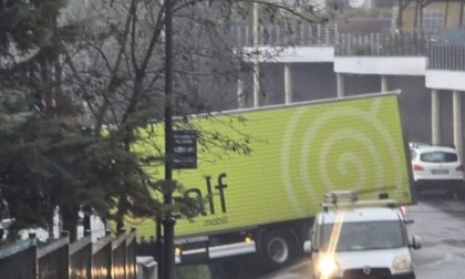 Camion in manovra blocca la strada, traffico in tilt