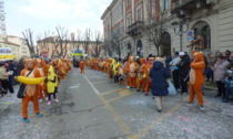 Carnevale Vercelli 2025: si rivedono dei veri carri e il Bicciolano canta e balla!