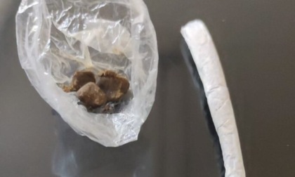 Giovane arrestato: hashish nascosto in guanti e slip