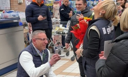 Giuseppe ha chiesto la mano della sua Chiara tra le corsie del supermercato