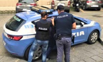 L'inseguimento in auto prosegue a piedi, ma lo spacciatore viene bloccato e arrestato