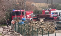 Maxi incendio in un capannone, c'è il rischio di contaminazione da amianto