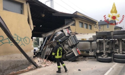 Scontro frontale tra auto e camion a Sant'Ambrogio di Valpolicella: due feriti