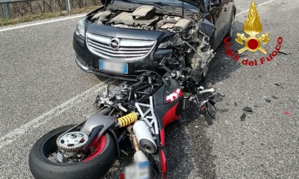 Scontro tra auto e moto sulla strada del Costo, ferito il motociclista