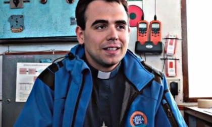 Spiato anche don Mattia, cappellano della nave salva-migranti della ong di Luca Casarini