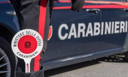 Tenta di strangolarla e la colpisce con pugni al volto, arrestato