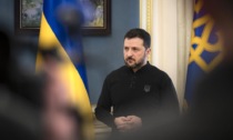 Terzo anniversario guerra, i vertici Ue a Kiev. Zelensky chiede garanzie agli Usa: "Non mi sono offeso per Trump che mi dà del dittatore"