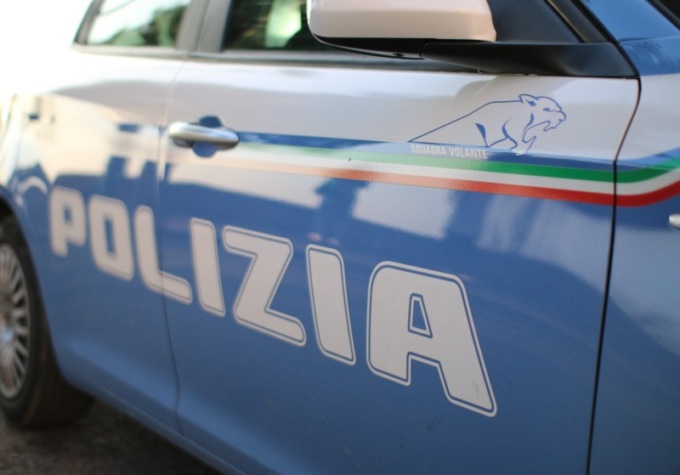 A corto di soldi per lo spacciatore, fa provvista direttamente alla cassa del primo negozio che incontra