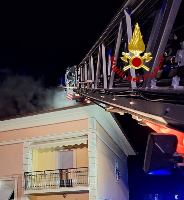 A fuoco il tetto di una palazzina, danni minimi
