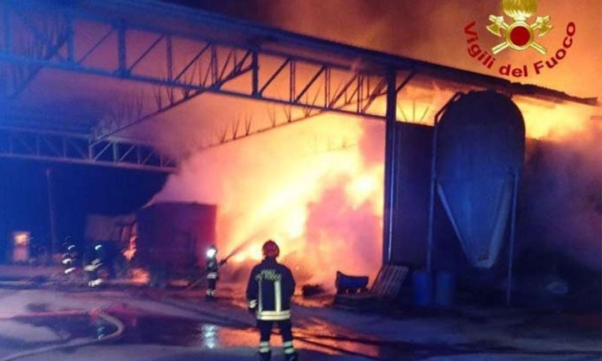 A fuoco un fienile: danni ingenti