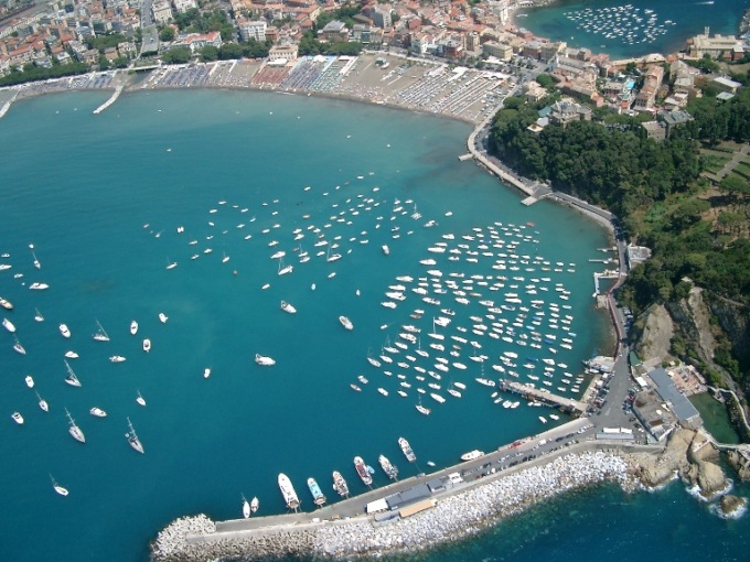 A Sestri Levante le lampare si preparano per la pesca delle acciughe