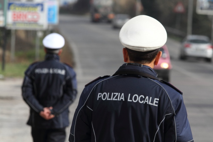 Aggredisce poliziotto in Comune a Misano: condannato a sei mesi con pena sospesa