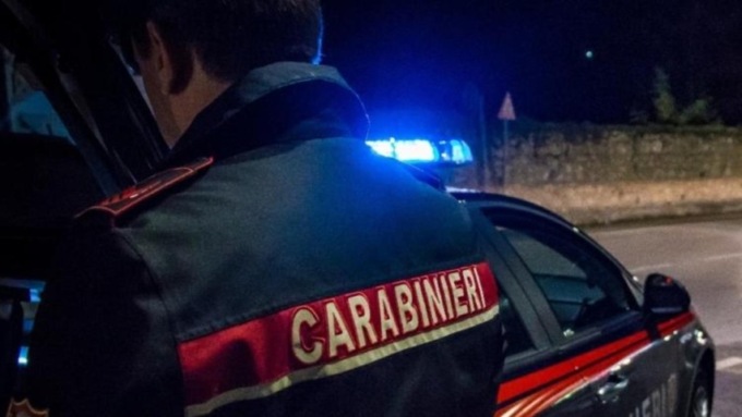 Alla guida sotto l’effetto di stupefacenti esce di strada e finisce in un fosso: 4 giovani feriti