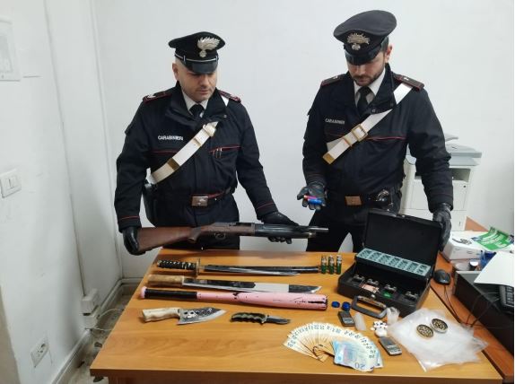 Armi e droga in casa, arrestato