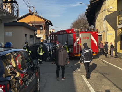 Auto si ribalta dopo lo scontro con un furgoncino LE FOTO