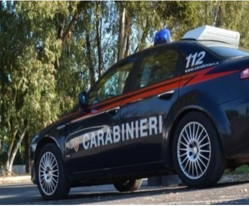 Bimba arriva a scuola con graffi e lividi, gli accertamenti