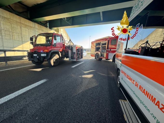 Bus contro un Tir in autostrada: all’interno una scolaresca in gita. Gravissimo il conducente
