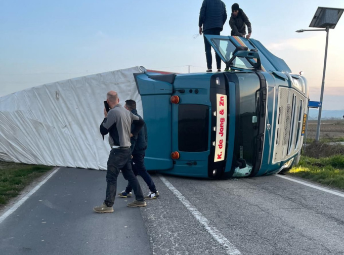 Camion ribaltato lungo la provinciale, strada chiusa