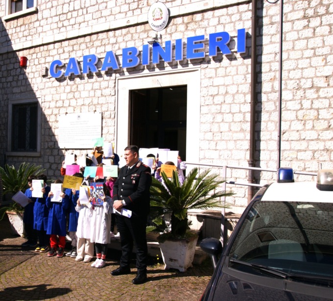 Carabinieri, la visita e il ringraziamento degli studenti