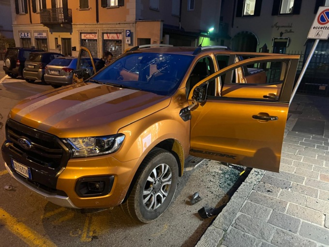 Foglio di via per il 26enne che prese a martellate l’auto dell’ex datore di lavoro
