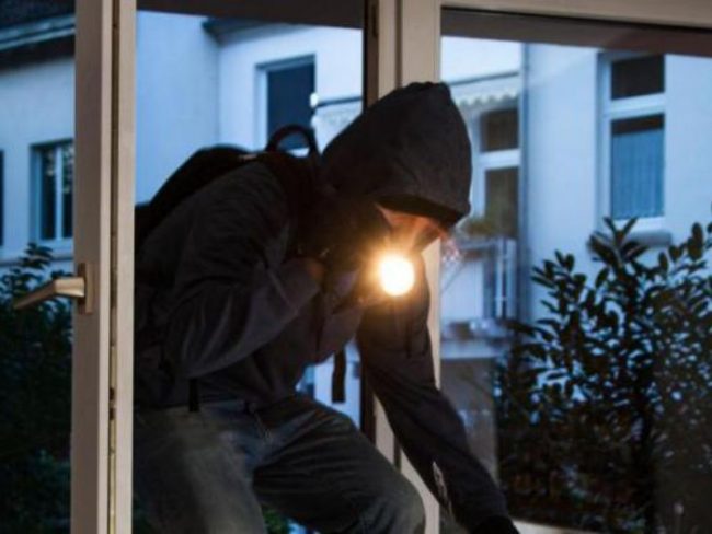 Furto in abitazione a Cremona, ladro identificato grazie all’analisi del DNA