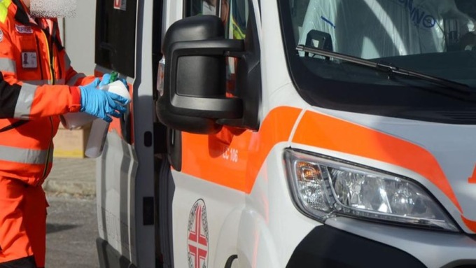 Investita per strada, soccorsa una donna