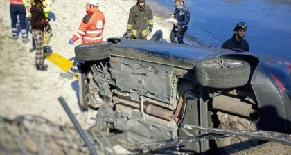 L’auto esce fuori strada, si ribalta e per poco non finisce nel lago