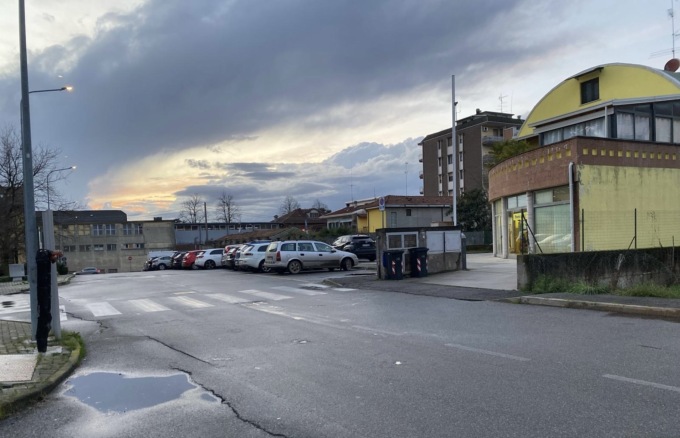 Le puntano una pistola alla testa e rubano l’auto: è successo ad Oleggio