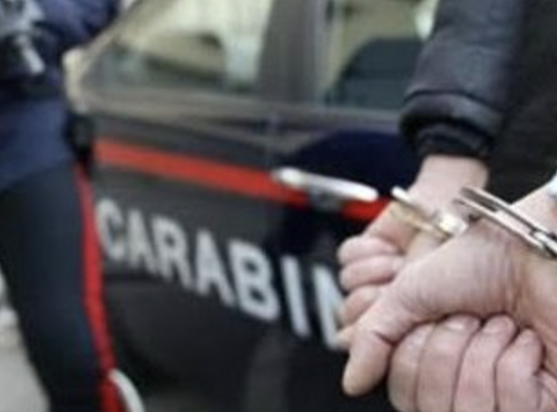 Minaccia la sua famiglia con una mannaia: arrestato un 39enne di Montecatini Terme
