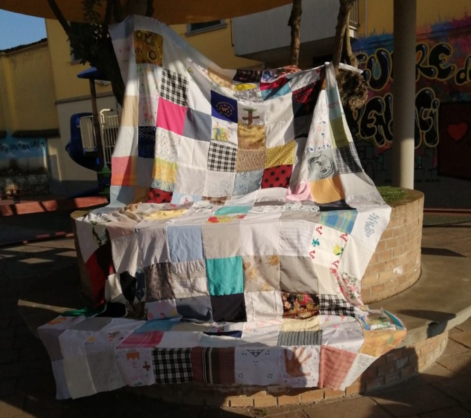 Nel manto per la Madonna frammenti di stoffa (e di vita)