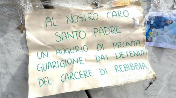Papa Francesco: “Piccoli miglioramenti, la polmonite sta regredendo ma il quadro resta complesso”