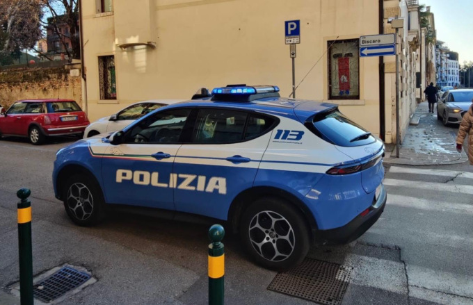 Perseguita per mesi l’ex compagna e i figli, si presenta sotto casa loro e li minaccia di morte