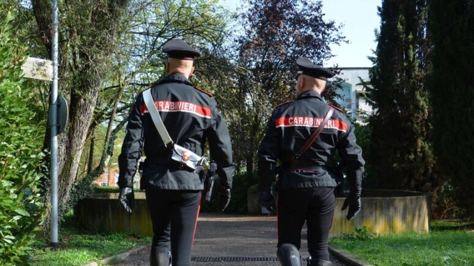 Pisa, estrae la pistola e spara per spaventare il rivale: duello per colpa… delle pecore