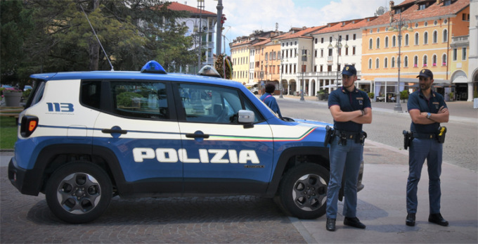 Polizia in piazza per la Festa delle Donne: “In un anno 23 ammonimenti del Questore”