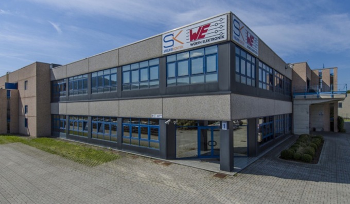 Precipita da un lucernario il primo giorno di lavoro, grave operaio 20enne