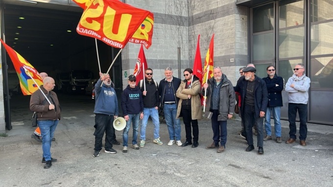 Presidio dei lavoratori davanti a Econord: “Succede a uno, succede a tutti”