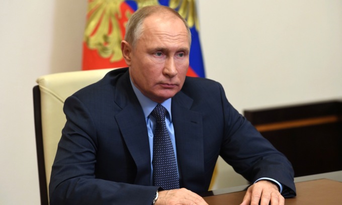 Putin attacca Macron: “C’è chi vorrebbe tornare all’invasione di Napoleone”