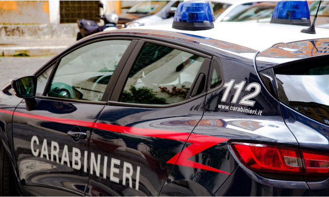 Rapina due persone fuori dal Bancomat, arrestato