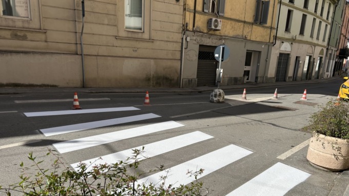Ripassate strisce pedonali e segnaletica orizzontale in città