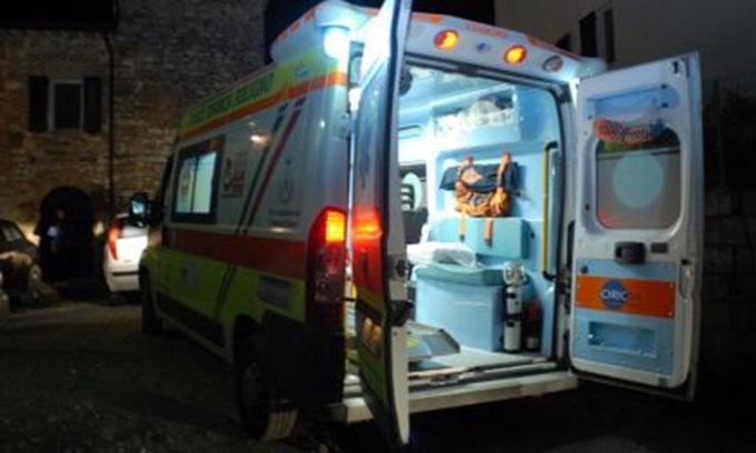 Schianto tra auto all’alba in piazza Tricolore: quattro feriti