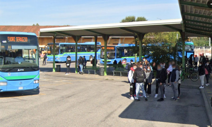 Secondo due giovani musulmane la coetanea italiana non poteva mangiare un panino perché c’è il ramadan: così l’hanno aggredita