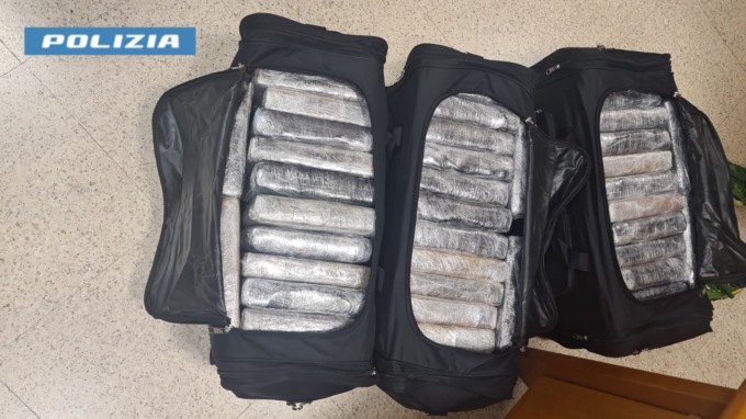 I 100 chili di cocaina avrebbero fruttato 10 milioni di euro