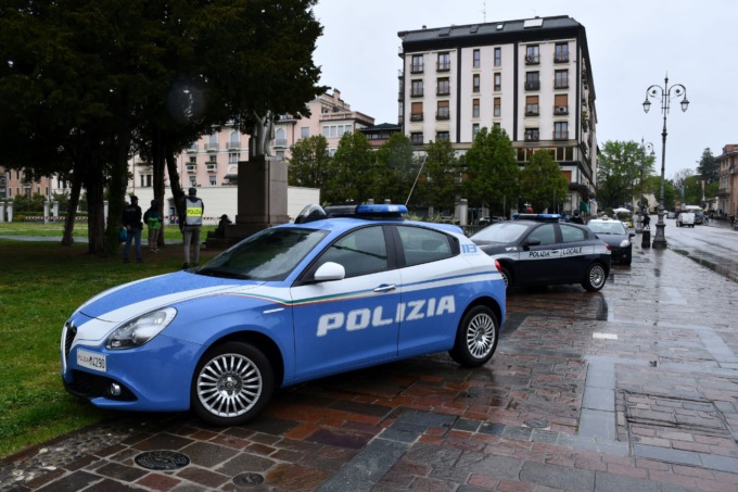 Sfreccia in monopattino senza casco, poi aggredisce i poliziotti per non farsi riconoscere