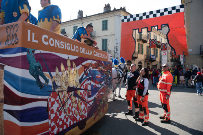 Sicurezza e assistenza sanitaria al Carnevale di Ivrea: l’impegno di Anpas e Ivrea Soccorso