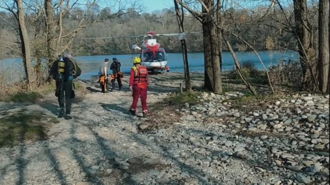 Sommozzatori, Carabinieri e ambulanza nell’Adda:  avvistata un’auto nel fiume, ma era lì da anni