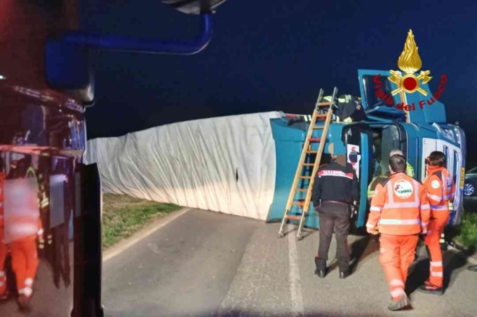 Tir ribaltato sulla Provinciale 2