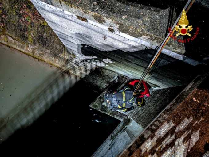 Torino: cade nelle acque del fiume e non riesce a risalire, salvato dai Vigili del Fuoco